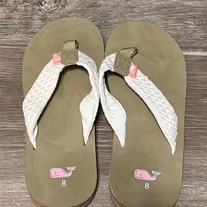 Vineyard vine flip flops size 8